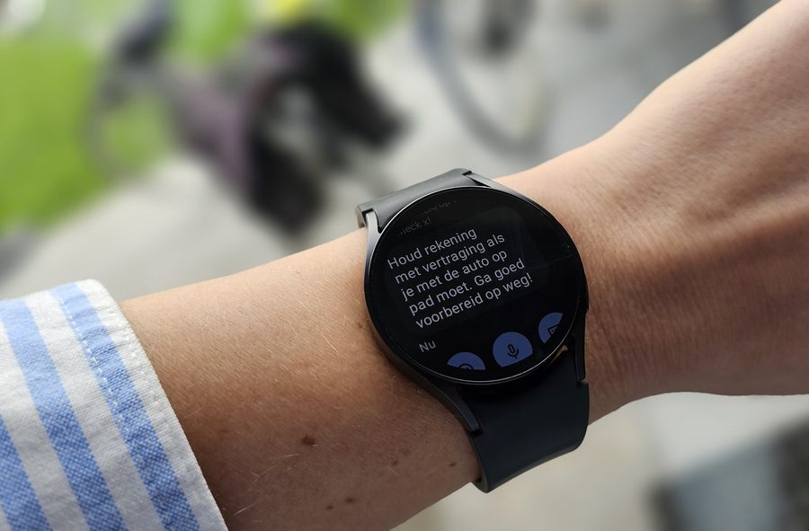 Reiziger ontvangt bereikbaarheidsbericht op smartwatch